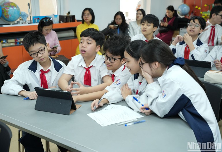 Secondary students participating in a lesson using digital tools nhung-tiet-hoc-chuyen-doi-so-luon-soi-dong-hap-dan-hoc-sinh-1-7103-8710.jpg