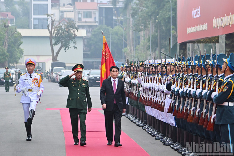 President Luong Cuong reviews the Guard of Honour of the Viet Nam People’s Army.
