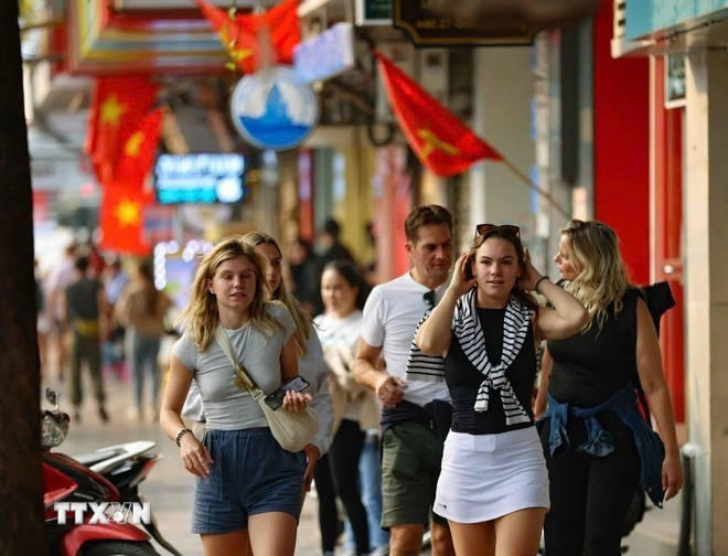 Ha Noi welcomes an estimated 2.8 million visitors in July, up over 10% year-on-year, of which international arrivals surged by 25.2% to 553,000. (Photo: VNA) Ha Noi welcomes an estimated 2.8 million visitors in July, up over 10% year-on-year, of which international arrivals surged by 25.2% to 553,000. (Photo: VNA)
