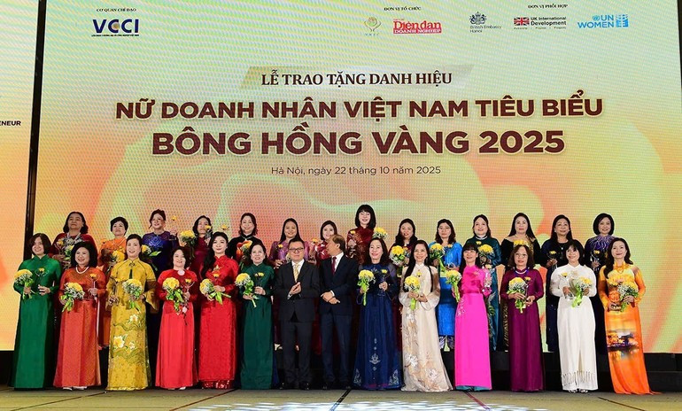 Le Quoc Minh, Member of the Party Central Committee, Editor-in-Chief of Nhan Dan Newspaper, Deputy Head of the Party Central Committee’s Commission for Information-Education and Mass Mobilisation, and President of the Viet Nam Journalists Association, also joined VCCI leaders in presenting the awards to outstanding recipients. traogiaibonghongvang-231025.jpg