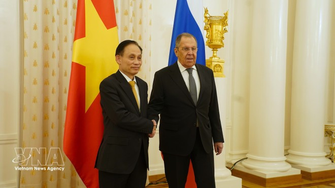 Minister of Foreign Affairs Le Hoai Trung (L) and Russian Foreign Minister Sergey Lavrov (Photo: VNA)