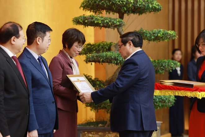 Prime Minister Pham Minh Chinh presents Certificate of merit from the Government’s Party Committee to General Director of the Viet Nam News Agency Vu Viet Trang. (Photo: VNA)