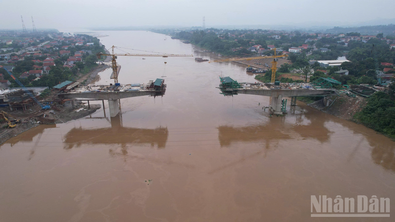 The construction site of the Phong Chau Bridge is now in the final stage of completion for public use. (Photo: nhandan.vn) cauphongchau-19725.png