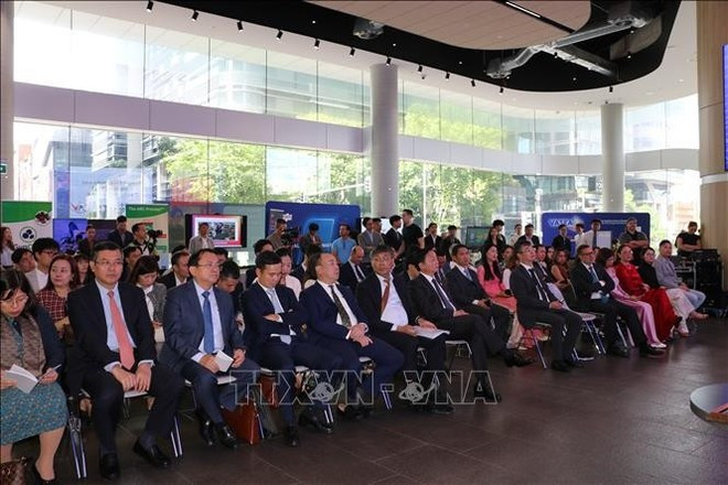 Participants in the Science and Technology Dialogue Forum and the launch of the VietNEST Vietnamese-language learning platform. (Photo: VNA)