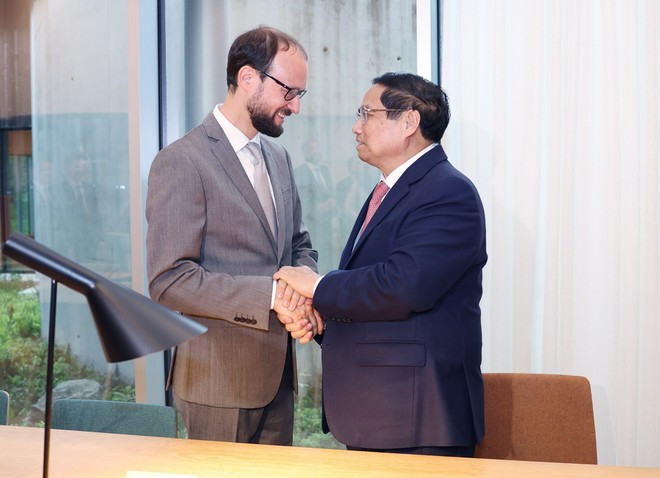 PM Pham Minh Chinh (R) meets Arvo Pärt's son during the tour. (Photo: VNA) PM Pham Minh Chinh (R) meets Arvo Pärt's son during the tour. (Photo: VNA)