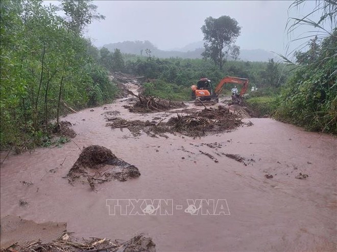 Many roads in Quang Tri province have suffered severe landslides, disrupting traffic and posing risks to local residents. (Photo: VNA)