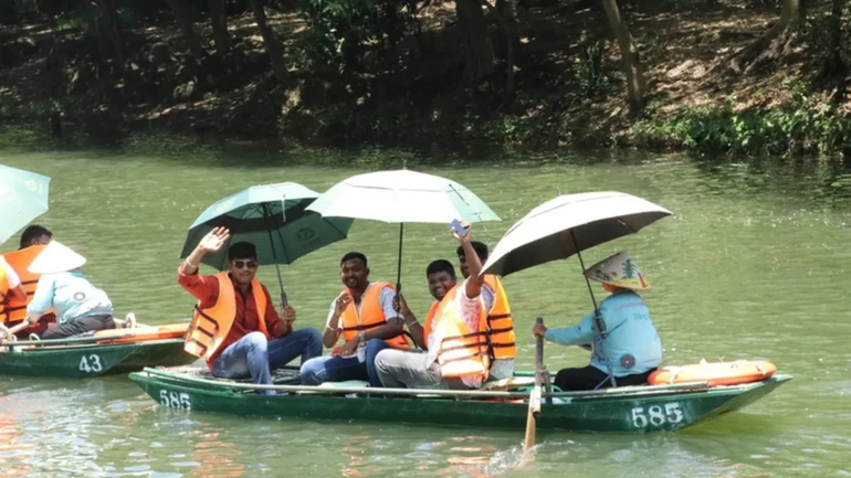 The first visitors among the group of 4,500 guests of the Indian billionaire toured the Trang An Ecotourism Complex, Ninh Binh Province, in 2024. thitruongando-13925.png