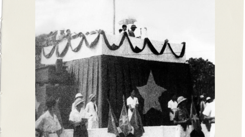 A large crowd of people gathered at Ba Dinh Square to listen to President Ho Chi Minh read the Declaration of Independence on the morning of September 2, 1945. (Photo: VNA) tuyenngondoclap-29825.png