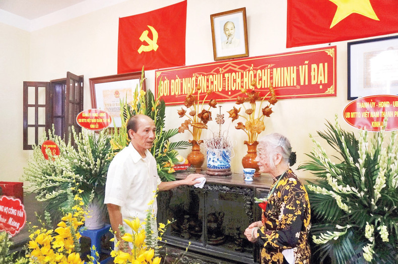 Thu has always preserved and safeguarded the artefacts at the house where President Ho Chi Minh once lived and worked after returning from the resistance base to Ha Noi in preparation for the Declaration of Independence. kyuchn-24825-bathu.jpg
