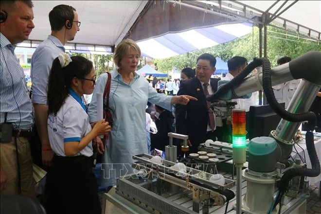 Delegates visit a booth introducing training careers at LILAMA 2 International Technology College, one of Vietnam’s leading vocational institutions. (Photo: VNA) Delegates visit a booth introducing training careers at LILAMA 2 International Technology College, one of Vietnam’s leading vocational institutions. (Photo: VNA)