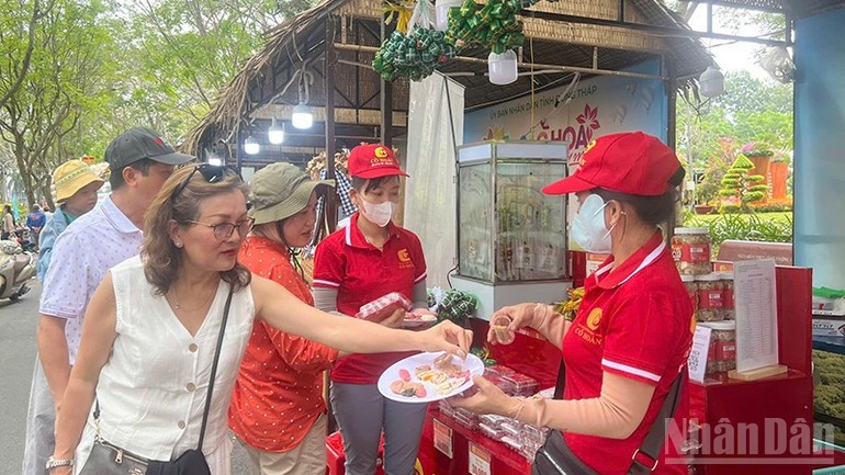 Visitors try nem and bi (fermented pork roll and shredded pork skin) – well-known for decades in Lap Vo Coummne, Dong Thap Province.