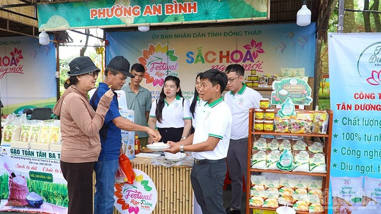 Visitors experience signature products from An Binh Ward, Dong Thap Province.