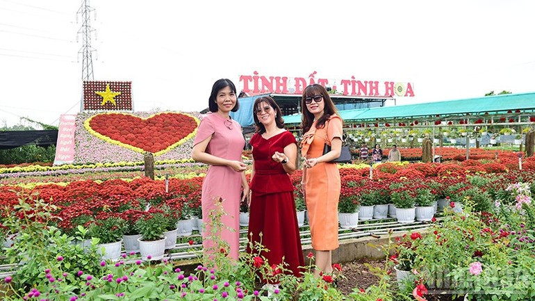 Visitors pose at the “Heart” miniature landscape – a giant floral heart covering around 70m², made from 1,600 pots of fresh flowers.