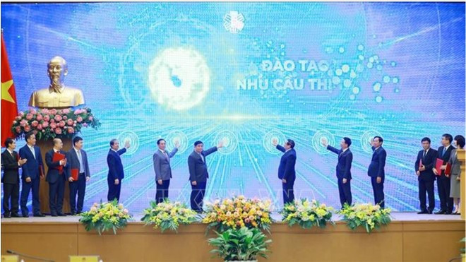 Prime Minister Pham Minh Chinh and delegates launch the "Learning from Practical Work" programme based on cooperation among the State, educational institutions and businesses, aiming to develop high-quality human resources for the digital economy and support national digital transformation (Photo: VNA)