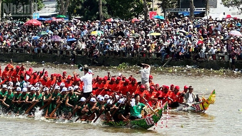 The Ngo boat race is a lively event that captivates spectators. (Photo: nhandan.vn) le-hoi-oc-om-boc-12825-4.jpg