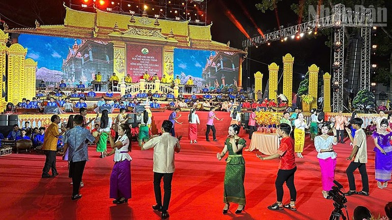 Locals and visitors join in cultural and artistic activities. (Photo: nhandan.vn) le-hoi-oc-om-boc-12825-7.jpg