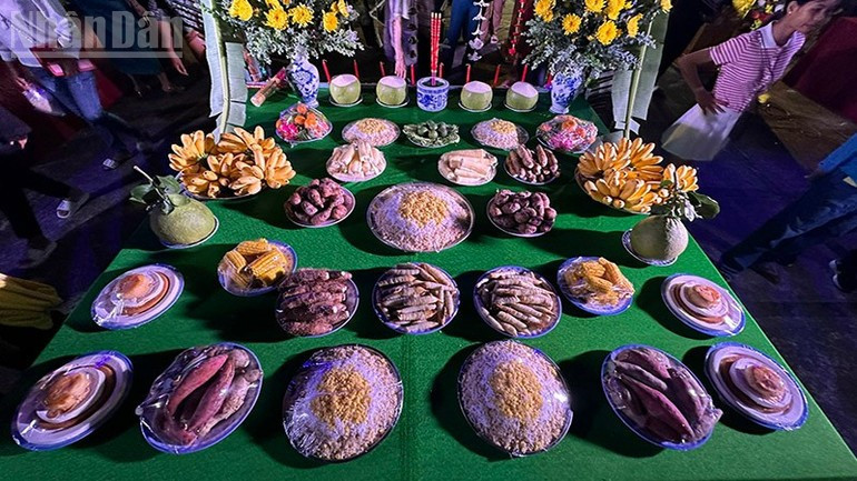The offering tray for the Moon deity. (Photo: nhandan.vn) le-hoi-oc-om-boc-12825-2.jpg