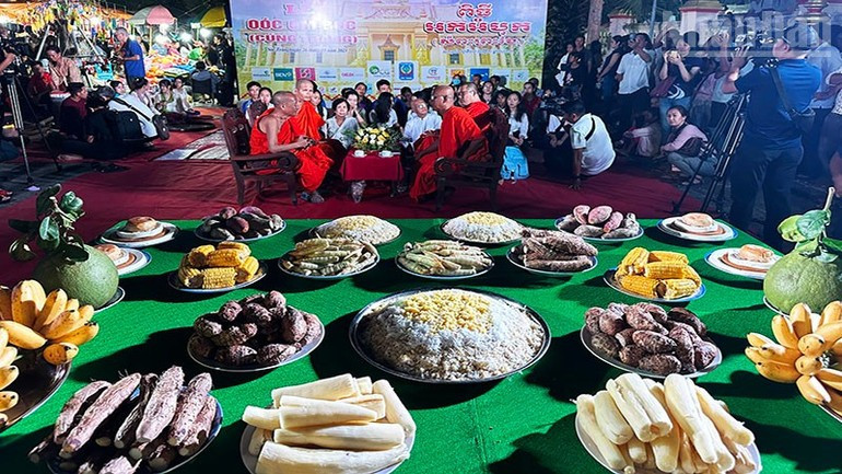 The Moon worship ceremony. (Photo: nhandan.vn) le-hoi-oc-om-boc-12825-3.jpg