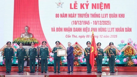 Party General Secretary To Lam (fourth, right) presents the “Hero of the People’s Armed Forces” title to the Military Region 9 armed forces in recognition of its significant contributions to the revolutionary cause of the Party, State, and people. (Photo: VNA)
