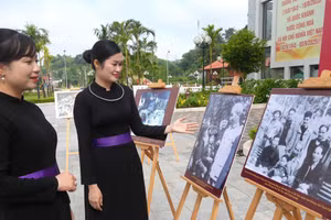 Visitors view the thematic photo exhibition titled “Tan Trao – 81 revolutionary autumns” at the ATK Tan Trao Museum in Tuyen Quang Province. (Photo: MINH TAM)