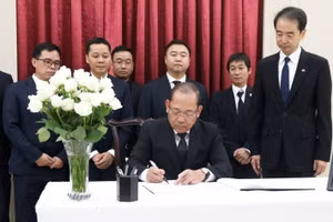 Vice President of the Viet Nam Fatherland Front Central Committee Hoang Cong Thuy writes in the condolence book. (Photo: VFF) 