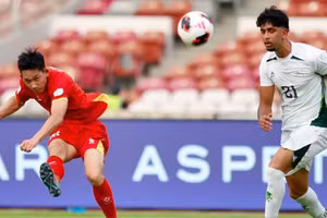 Hai Long scores the opening goal for the Viet Nam national team. (Photo: VFF)