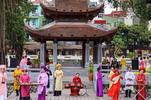 The Huong Sac Viet Art Troupe performs for the public at Van Lake within the Temple of Literature–Imperial Academy Special National Relic Site. (Photo: GIANG NAM)