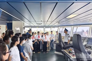 Students visit a Coast Guard vessel at the Coast Guard Region Command. (Photo: DUC TINH)