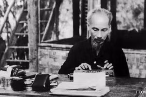 President Ho Chi Minh works in Viet Bac during the resistance war against French colonialism. (Photo: VNA)