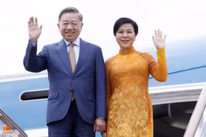 General Secretary of the Communist Party of Viet Nam Central Committee To Lam and his spouse, Ngo Phuong Ly, arrive at Vnukovo international airport in Moscow on September 7 afternoon (local time). (Photo: VNA) 