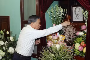 General Secretary of the Communist Party of Viet Nam Central Committee and President To Lam offers incense in commemoration of the late leader at House 67 in the Ho Chi Minh Relic Site within the Presidential Palace complex in Ha Noi on September 2. (Photo: VNA)