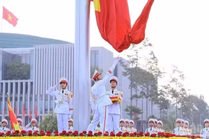 At 6 am on September 2, the national flag is hoisted to the top of the 29-metre-high flagpole amid a solemn atmosphere. (Photo: NDO)