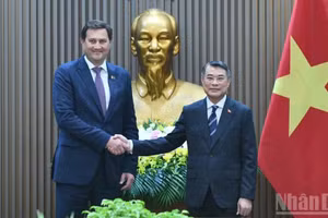 Prime Minister Le Minh Hung (R) meets with Belarusian Minister of Foreign Affairs Maxim Ryzhenkov in Ha Noi on October 28, 2026. (Photo: NDO)