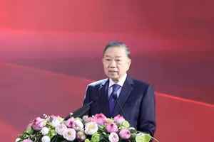 General Secretary of the Communist Party of Viet Nam Central Committee and President To Lam speaks at the ceremony marking the 50th founding anniversary of the University of Economics Ho Chi Minh City. (Photo: VNA)