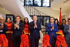 During his State visit to Australia in August 2026, Party General Secretary and State President To Lam, Minister of Foreign Affairs Le Hoai Trung, Vietnamese Ambassador to Australia Pham Hung Tam and Tran Ba Phuc (far left) cut the ribbon to inaugurate Viet Nam House in Australia. (Photo courtesy of the interviewee)