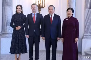 General Secretary of the Communist Party of Viet Nam Central Committee and President To Lam (second from right) and his spouse Ngo Phuong Ly meet with King Frederik X and Queen Mary. (Photo: VNA)