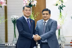 Prime Minister Le Minh Hung (left) receives with ACME Vice Chairman Sanjay Dhawan (Photo: VNA)