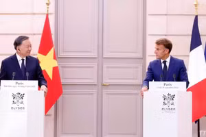 General Secretary of the Communist Party of Viet Nam Central Committee and President To Lam (left) and French President Emmanuel Macron. (Photo: VNA)
