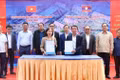Participants sign a handover and acceptance record for the construction site and break ground for a project to build the Khammuon provincial Boarding School for Ethnic Minority Students. (Photo: VNA)