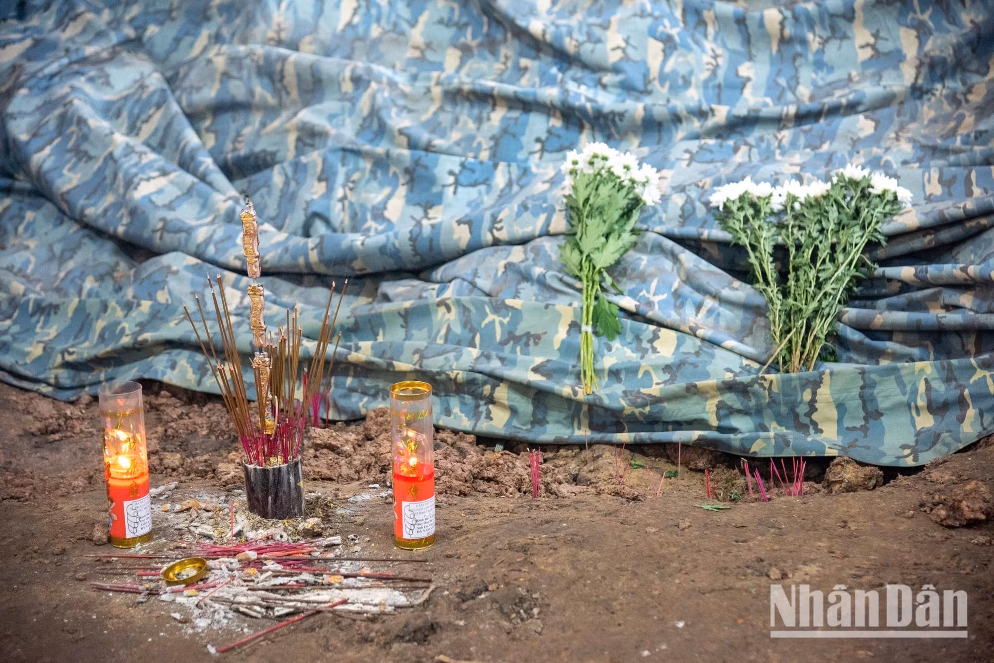 As of August 5, recovery teams had brought 209 sets of fallen soldiers’ remains to the surface after 43 consecutive days of searching at Le Thi Rieng Park. The recovered remains comprise 183 individual sets and 26 sets found within six communal burial trenches, accurately identified across two key search zones - two locations in Area A and four in Area B.