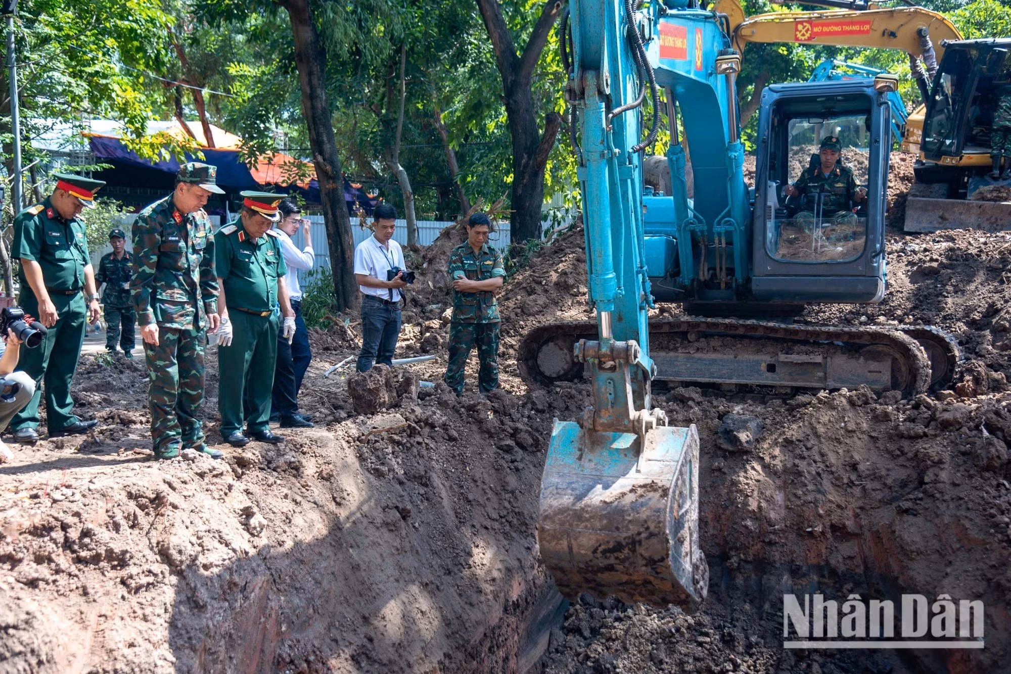 After deploying five ground-penetrating radar systems from various units to survey Le Thi Rieng Park for traces of communal graves, search teams used excavators to uncover locations showing possible signs of human remains.