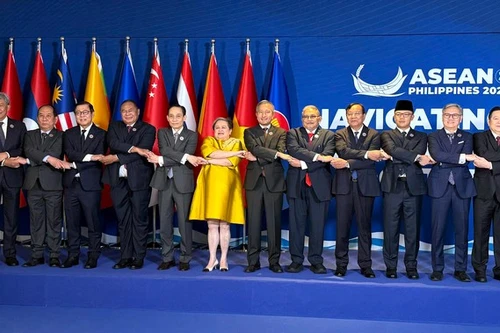 Vietnamese Foreign Minister Le Hoai Trung (fifth from left) poses for a group photo with ASEAN foreign ministers ahead of the ASEAN Foreign Ministers’ Retreat in Cebu, the Philippines. (Photo: MOFA)