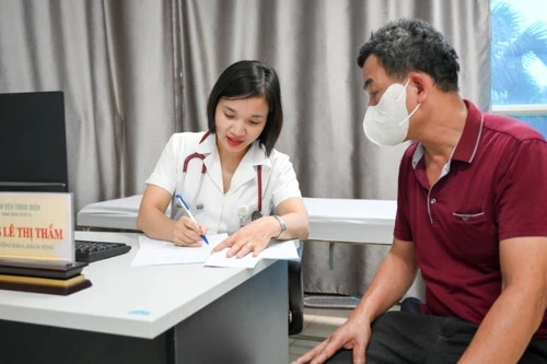 A doctor examines a patient at the Outpatient Department of Thanh Nhan Hospital, Ha Noi. (Photo: The Dai)