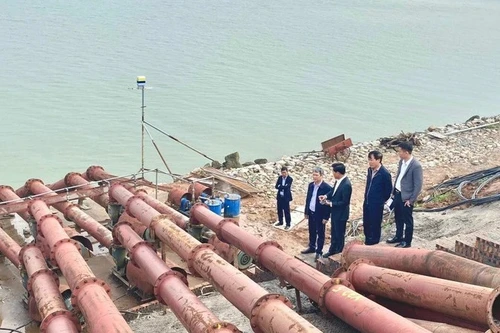 The Department of Irrigation inspects water intake operations in Ha Noi, February 2024. (Photo: Bao Han/NDO)