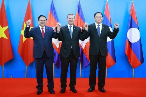 Within the framework of the high-level meeting among the three Parties — the Cambodian People’s Party, the Communist Party of Viet Nam, and the Lao People’s Revolutionary Party — held in Phnom Penh, a meeting takes place on the afternoon of February 6, 2026 between Prime Minister Pham Minh Chinh and Cambodian Prime Minister Hun Manet, together with Lao Prime Minister Sonexay Siphandone. (Photo: Duong Giang – VNA)