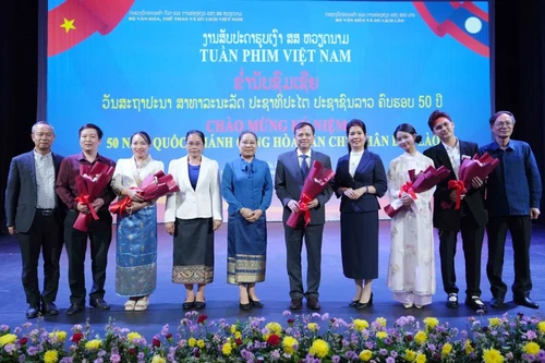 Vietnamese and Lao delegates take a group photo at the closing ceremony of Viet Nam Film Week in Vientiane (Photo: VNA)