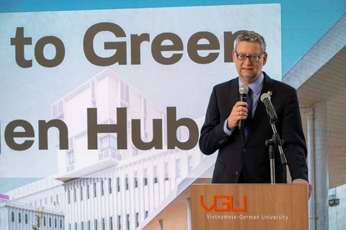 The German Agency for International Cooperation (GIZ)'s Managing Director Thorsten Schäfer-Gümbel speaks at the working session with the Vietnamese-German University. (Photo: VNA)