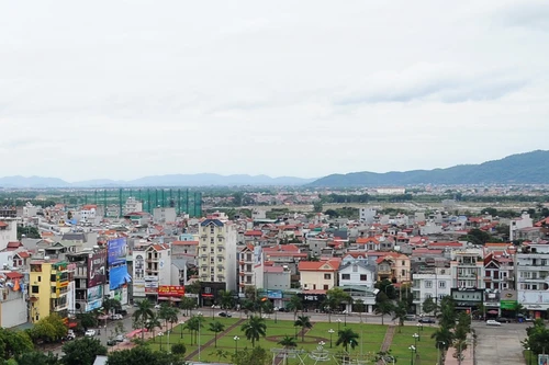 Located 18 km south of the former Bac Giang City, Vinh Nghiem Pagoda sits on a low hill, backed by the Co Tien mountain range and facing the confluence of the Thuong and Luc Nam rivers at the gateway to the Yen Tu mountains. (Photo: Tran Hai)