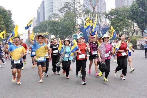 Runners join the 13th Ho Chi Minh City Marathon, which kicks off on Le Duan street on the morning of January 11. (Photo: VNA)