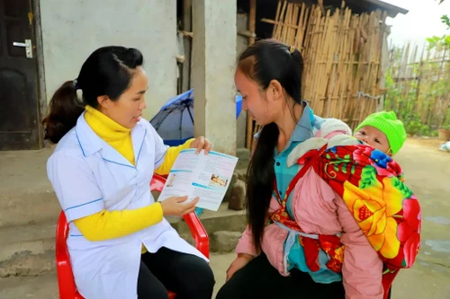 A healthcare worker offers reproductive health counselling, along with prenatal and newborn screening, to a local woman in Quang Ninh Province. (Photo: suckhoedoisong.vn)